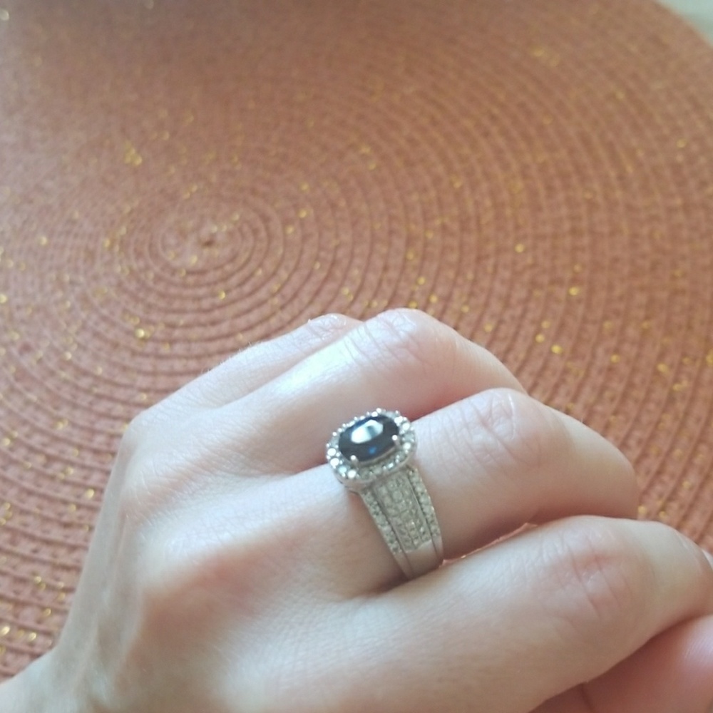 14 k white gold saphire ring